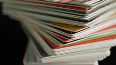 Kredi kartları makroyu kapatır. Çeşitli alımlar ve ticari mali işlemler için yapılan ödemeler. Çevrimiçi ödeme, nakit çekilmesi, mali işlemler, alışveriş, para transferi.