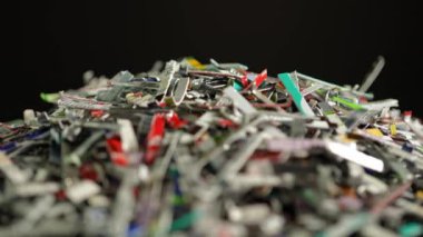 Paramparça kredi kartları ve banka hesaplarında para. Kesik banka kredi kartı yığını nakitsiz ödeme teknolojisi olarak. Ödenecek denge, iflas ve borç konsolidasyonu. Kişisel bankacılık ve kredi.