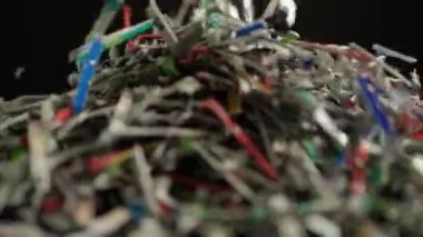 Parçalanmış plastik banka kredi kartları. Yüksek faiz oranları, gecikme ücretleri. Enflasyon ekonomik durumu, yönetim kredi kartı borcu. Kişisel mali sıkıntılar, mali sıkıntılar, iflaslar