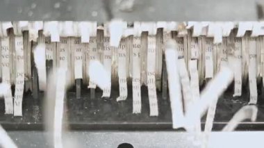 Lorem ipsum 'un mesaj dizisi görüntüleriyle, izinsiz erişime ve olası ihlallere karşı korunan yırtılmış hassas bilgi belgeleri. Güvenlik önlemi ve yasal uyum.