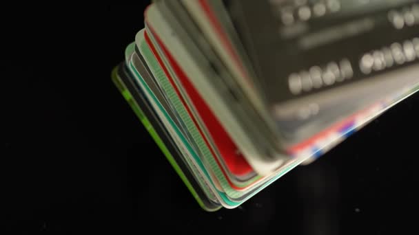 信用卡堆积如山宏观 各种采购和商业金融交易的支付手段 网上支付 提取现金 金融业务 — 图库视频影像