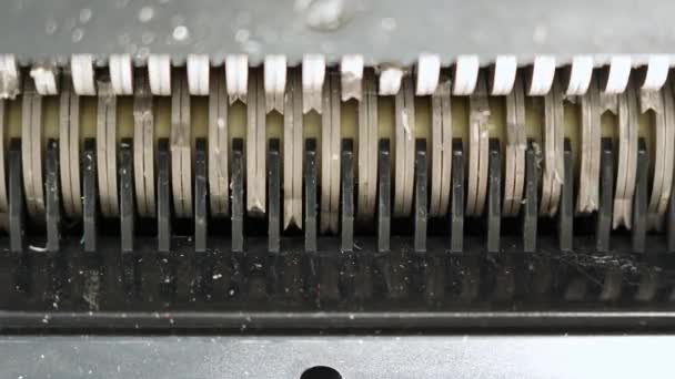 Δόντια Του Τεμαχιστή Περιστρεφόμενα Και Καταστρέφοντας Λευκό Κενό Χαρτί Μηχανή — Αρχείο Βίντεο