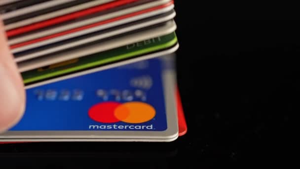 Pessoa Colocar Muitos Visa Mastercard Cartão Crédito Sobre Mesa Pilha — Vídeo de Stock