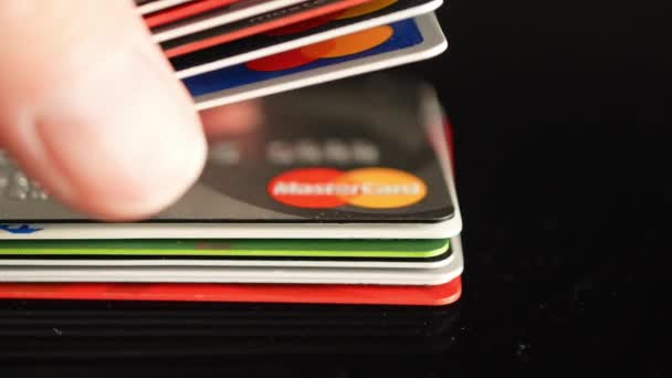 Πρόσωπο Θέσει Πολλά Visa Και Mastercard Πιστωτική Κάρτα Στο Τραπέζι — Αρχείο Βίντεο