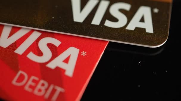 信用卡和万事达信用卡在桌上 大量高利率的Visa卡和万事达卡卡 个人财政与通货膨胀 加拿大安大略省多伦多 2023年10月23日 — 图库视频影像
