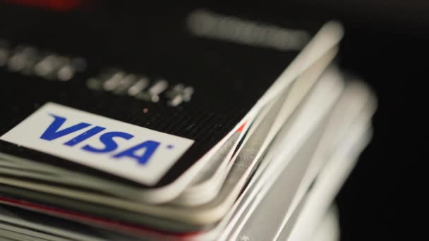 Σύμβολο Πιστωτικής Κάρτας Visa Στο Τραπέζι Πακέτο Καρτών Visa Και — Αρχείο Βίντεο