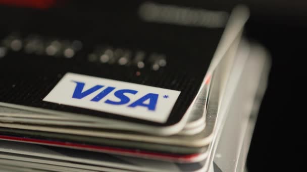 Візові Кредитні Картки Символ Столі Купка Карт Visa Mastercard Високими — стокове відео