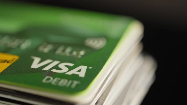 Visa Kreditkartensymbol Auf Dem Tisch Stapel Von Visa Und Mastercard — Stockvideo