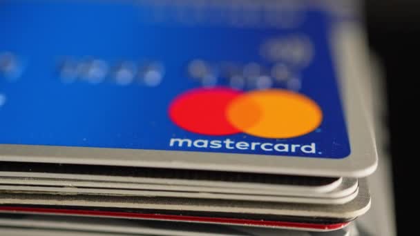 Mastercard Kreditkartensymbol Auf Dem Tisch Stapel Von Visa Und Mastercard — Stockvideo