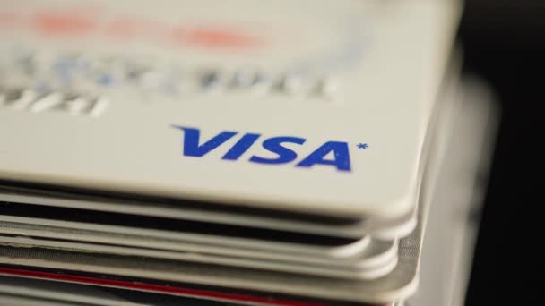桌上有签证信用卡的符号 大量高利率的Visa卡和万事达卡卡 个人财政与通货膨胀 加拿大安大略省多伦多 2023年10月23日 — 图库视频影像