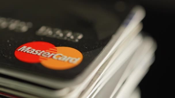 Mastercard Kreditkort Symbol Bordet Högen Med Visa Och Mastercard Kort — Stockvideo