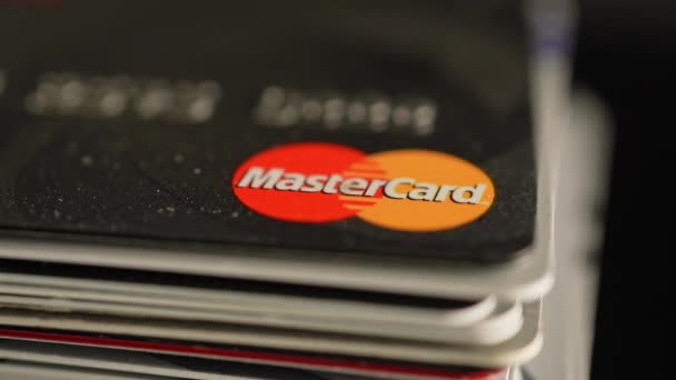 Mastercard Πιστωτική Κάρτα Σύμβολο Στο Τραπέζι Πακέτο Καρτών Visa Και — Αρχείο Βίντεο