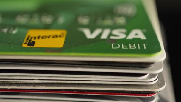 桌上有签证信用卡的符号 大量高利率的Visa卡和万事达卡卡 个人财政与通货膨胀 加拿大安大略省多伦多 2023年10月23日 — 图库视频影像