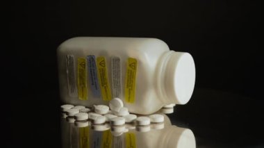 Metal masada oksikodon Opioid tabletleri var, hareket makrosu kapalı. Genel ağrı kesici haplar yazıldı ve kontrol edildi. Oksikodon hapları ve haplar için reçete şişesi..