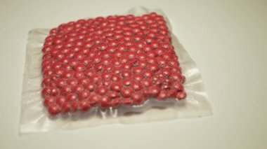 Haplara sıkıştırılmış toz ilaçları ve taşınmak için vakum torbalarına paketlenmiş. Oxy, Meth, Fentanyl veya sentetik uyuşturucu zulası, polis veya güvenlik tarafından ele geçirildi, yasadışı uyuşturucu kaçakçılığı.