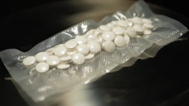 Haplara sıkıştırılmış toz ilaçları ve taşınmak için vakum torbalarına paketlenmiş. Oxy, Meth, Fentanyl veya sentetik uyuşturucu zulası, polis veya güvenlik tarafından ele geçirildi, yasadışı uyuşturucu kaçakçılığı.