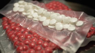 Haplara sıkıştırılmış toz ilaçları ve taşınmak için vakum torbalarına paketlenmiş. Oxy, Meth, Fentanyl veya sentetik uyuşturucu zulası, polis veya güvenlik tarafından ele geçirildi, yasadışı uyuşturucu kaçakçılığı.