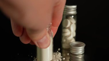 Bardak şişesinde depolanan yasadışı uyuşturucu madde kullanımına işaret ediyor. Uyuşturucu ve fentanil içeren devam eden bir kriz. Bir konteynıra yerleştirilmiş eroin ya da ezilmiş oksikodon..