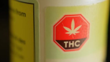 Makro, CBD şişesindeki THC uyarısını kapat. Marihuana bitkisinden yapılmış CBD veya cannabidiol ve ağrı kesici özellikleri var. CBD çeşitli ağrı türleri için rahatlama sağlayabilir.