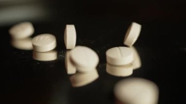 İlaç hapları ve uyuşturucular masaya döküldü. İlaç Endüstrisi. Modern ilaç ve eczane, bağımlılık, yavaş çekim. Ulusal Opioid Farkındalığı Günü ve ağır uyuşturucuların yasallaştırılması.