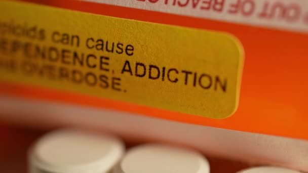 处方药瓶上面贴有警告标签说 类鸦片会导致依赖性 成瘾和过量 阿片类药物通常用于缓解各种类型的慢性疼痛 — 图库视频影像