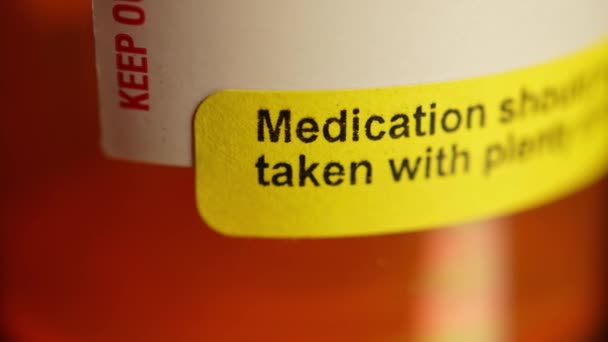 Frasco Prescripción Con Pegatinas Advertencia Diciendo Tome Este Medicamento Con — Vídeo de stock