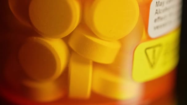 Butelka Ostrzeżeniem Opioidy Mogą Powodować Uzależnienie Uzależnienie Przedawkowanie Opioidy Skuteczne — Wideo stockowe