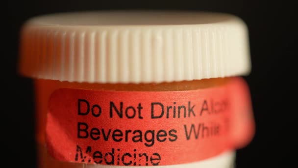 Lahvička Nálepkou Text Nepijte Alkoholické Nápoje Během Užívání Tohoto Léku — Stock video