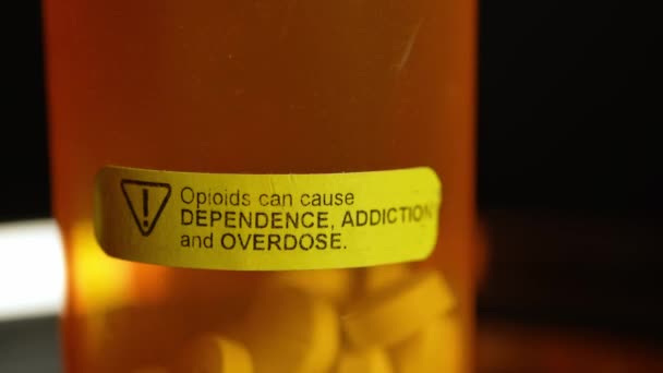 Лекарства Таблетки Пролитые Бутылку Рецептом Наклейками Опиоиды Могут Вызвать Зависимость — стоковое видео