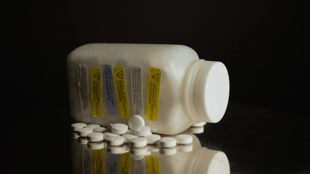 金属テーブル上のオキシコドンオピオイド錠 ムーブメントマクロを閉じます 処方され 制御された錠剤を殺す一般的な痛み オキシコドン錠剤と錠剤の処方ボトル — ストック動画
