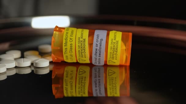 Oxycodone Opioid Tabletter Metallbordet Rörelse Makro Närbild Generiska Smärtstillande Tabletter — Stockvideo