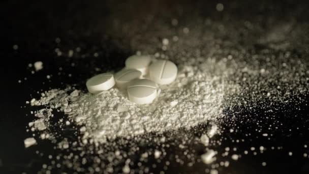 Flache Sicht Auf Weißes Kristallines Pulver Aus Zerkleinerten Oxycodon Tabletten — Stockvideo