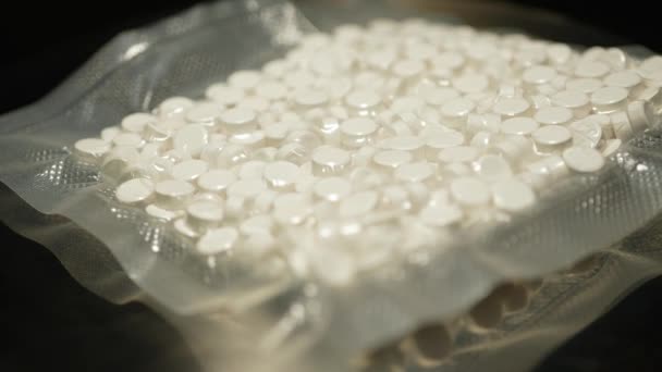 麻薬密売によって輸送のために包まれた真空袋の違法な薬物 錠剤の形状で押された粉末薬 オキシ メソッド フェンタニルおよび他の合成オピオイド薬の袋 — ストック動画