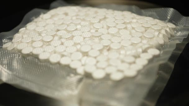 非法药物装在真空袋中 用药物贩运包装运输 粉末药物压成药丸状 芬太尼和其他合成类鸦片药物袋 — 图库视频影像