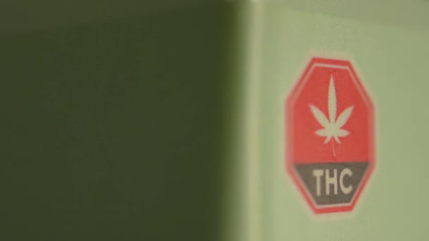 宏关闭了Cbd盒子上的Thc警告 由大麻草植物制成的Cbd或大麻酚 具有止痛止痛作用 生物多样性公约 可以缓解各种类型的疼痛 — 图库视频影像