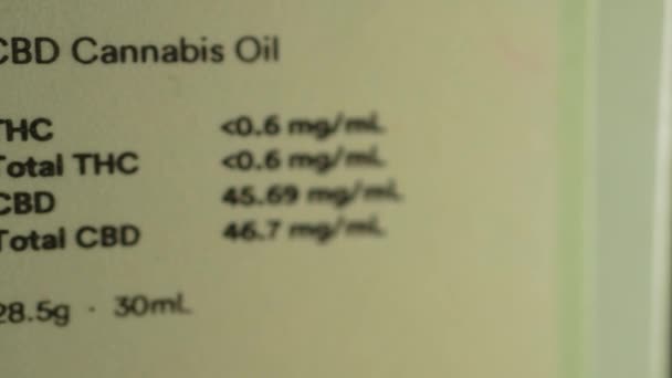 Μακρο Κοντινό Πλάνο Της Cbd Cannabis Oil Δοσολογία Στο Κουτί — Αρχείο Βίντεο