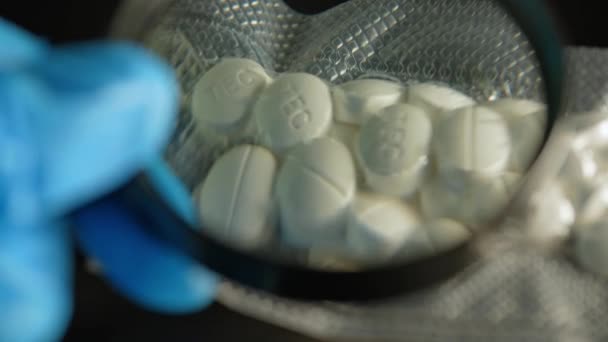 Polisutredare Blå Handskar Som Studerade Beslagtog Illegala Droger Packade Vakuumpåse — Stockvideo