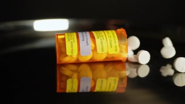 Лекарства Наркотики Вылившиеся Контейнера Фармацевтическая Промышленность Современные Лекарства Аптеки Наркомания — стоковое видео