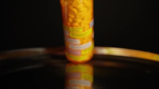 Voorgeschreven Pillen Vallen Tafel Van Fles Slow Motion Farmaceutische Opioïde — Stockvideo