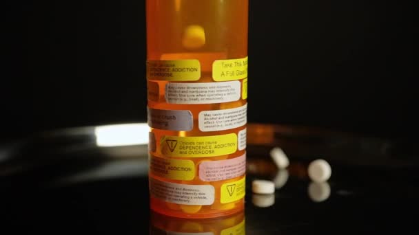 Medicamentos Píldoras Medicamentos Derramados Frasco Prescripción Con Pegatinas Los Opioides — Vídeos de Stock