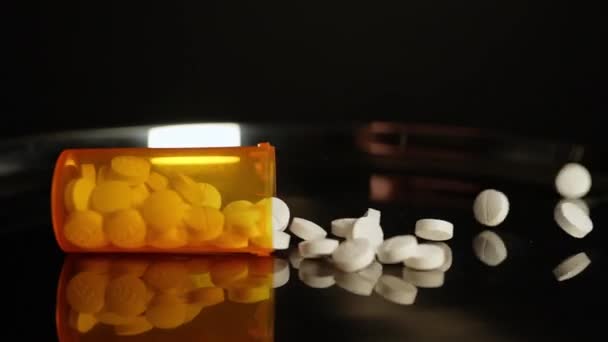 Бутылка Таблетками Рецепту Падает Стол Разбрасывает Лекарства Замедленной Съемке Опиоидный — стоковое видео