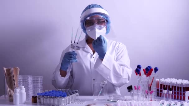 Zdravotní Sestra Bezpečnostních Rukavicích Ochranné Masce Drží Injekční Stříkačky Vakcínou — Stock video