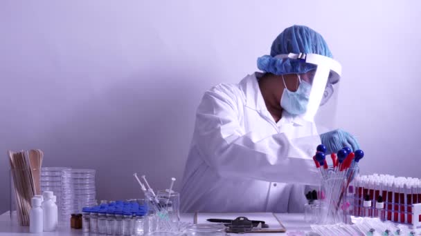 医疗实验室配备有设备 微生物学科学家戴着Ppe洗涤剂 与玻璃器皿 各种组织和血液样本一起工作 开发疫苗 药物研究 — 图库视频影像
