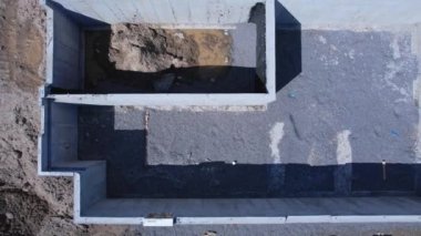 Belediye binasının çimento temeli inşaatı. Beton bodrum duvarları sıvı betondan ya da çimento takviyesinden yapılmıştır. Şehir konut vakfı inşaatı.