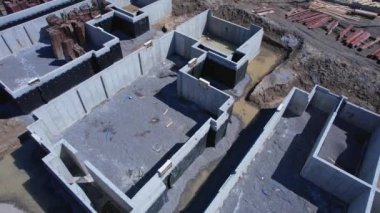 Belediye binasının çimento temeli inşaatı. Beton bodrum duvarları sıvı betondan ya da çimento takviyesinden yapılmıştır. Şehir konut vakfı inşaatı.
