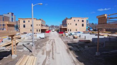 Yeni konak inşaatı alanındaki hava teftiş manzarası. Ahşap bina ve inşaat halindeki beton bodrumlar. Yeni evleri olan inşaat alanı.