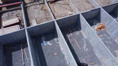 Belediye binasının çimento temeli inşaatı. Beton bodrum duvarları sıvı betondan ya da çimento takviyesinden yapılmıştır. Şehir konut vakfı inşaatı.