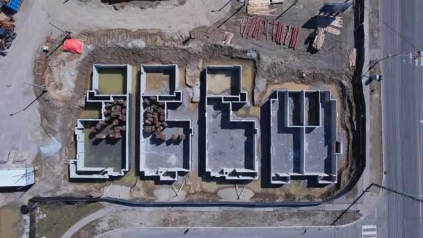 Blick Aus Der Luft Auf Das Neubaugebiet Für Reihenhäuser Stadthäuser — Stockvideo