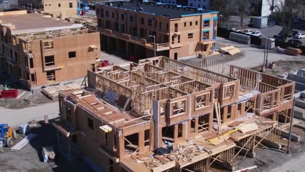 Amerikan Evinin Çatısı Ahşap Sopaların Üzerinde Tahta Şehir Evlerinin Inşaatı — Stok video