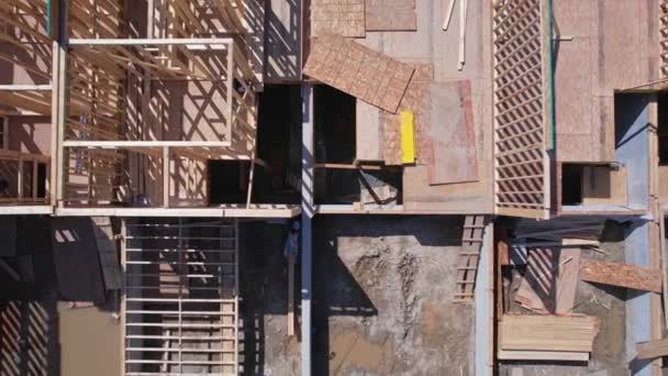カナダ アメリカで建設中の近代的なタウンハウスマンションの建物の空中ビュー 木造フレーミングとセメント地下 モダンな住宅デザインの木造住宅 — ストック動画